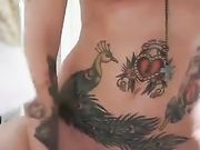 Italiana tatuata si sgrilla la fica