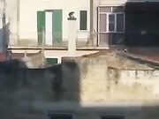 Coppia italiana beccata dalla vicina a scopare sul balcone