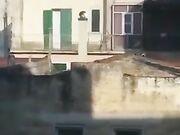 Coppia italiana beccata dalla vicina a scopare sul balcone