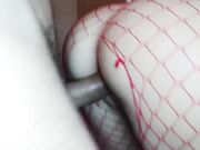 Biondina scopata in culo in calze a rete rosse