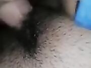 Lei porca si masturba la fica pelosa con dildo