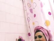Lisa Amane si masturba in bagno con grosso dildo
