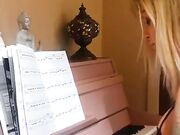La pornostar Normi Blonde suona Mattina di Einaudi