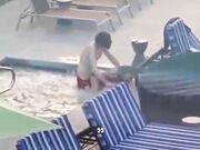 Amatoriale sesso al resort in piscina