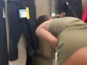 Al centro commerciale senza slip e dildo in culo