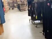 Al centro commerciale senza slip e dildo in culo