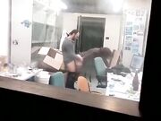 Coppia italiana beccata a scopare in ufficio