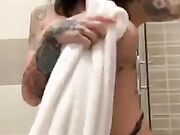 Alex nuda nella doccia