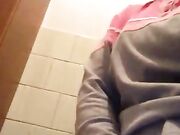 Ditalino in bagno puttanella con fica pelosetta
