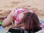 Lesbiche beccate a fare le troie in spiaggia