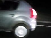 Coppia beccata a scopare in auto in autostrada