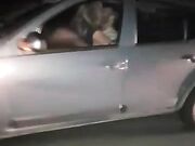 Coppia beccata a scopare in auto in autostrada