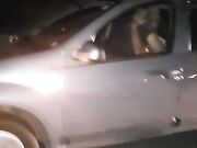 Coppia beccata a scopare in auto in autostrada
