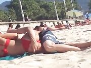 Coppia esibizionista fa sesso in spiaggia pubblica