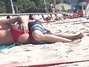 Coppia esibizionista fa sesso in spiaggia pubblica