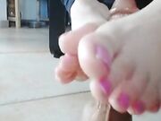 Footjob oliato a dildo puttana italiana