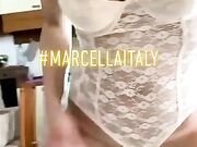 Marcella trans lo infila in bocca al suo slave