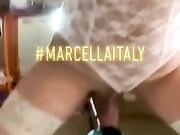 Marcella trans lo infila in bocca al suo slave