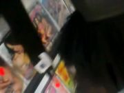 Fa la troia al sexy shop davanti a un guardone