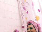 Lisa Amane si masturba nella doccia col dildo