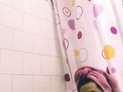 Lisa Amane si masturba nella doccia col dildo