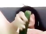 Rossella si masturba con grande zucchina