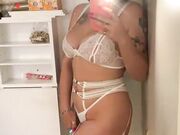 Liana in intimo bianco