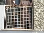 Valeria esibizionista nuda sul balcone