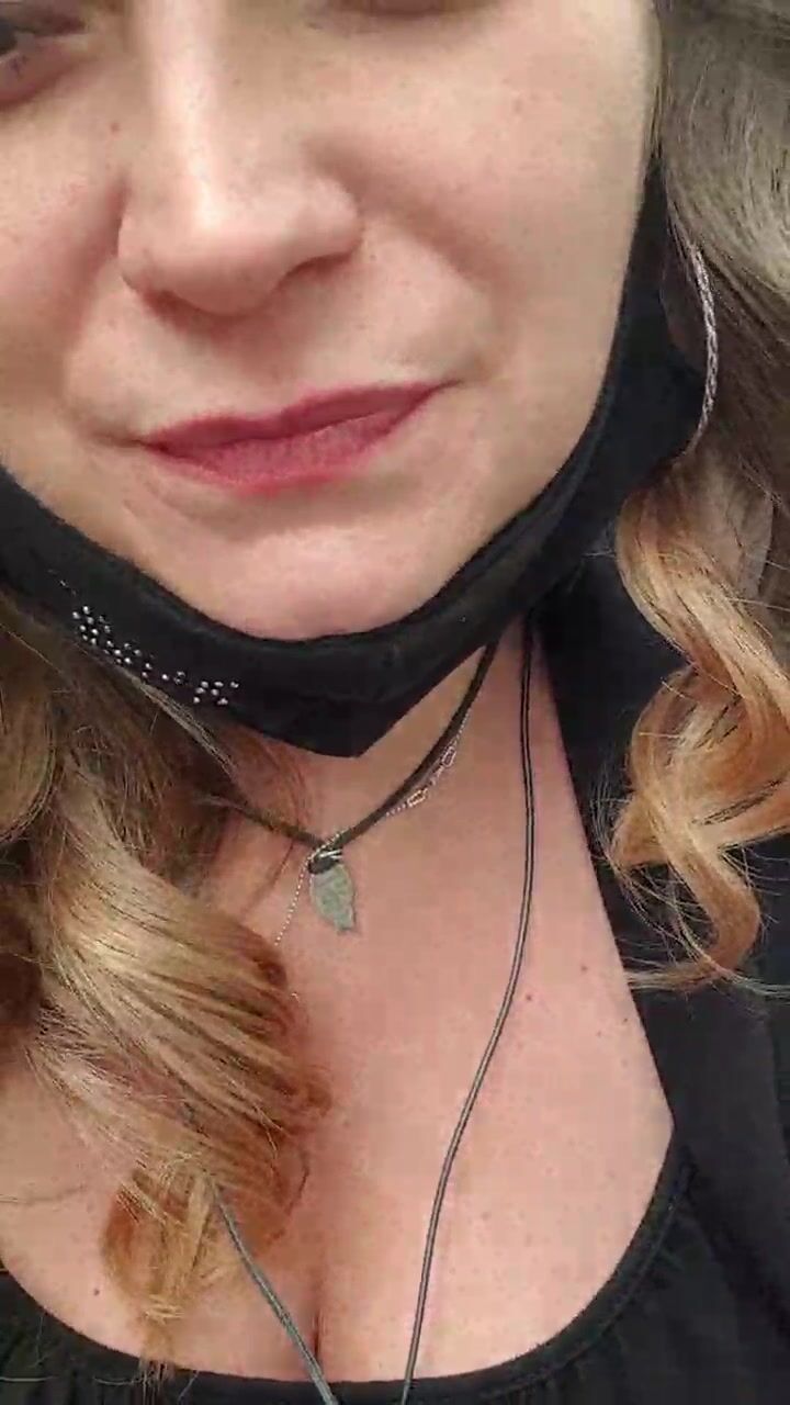 Milf italiana esibizionista prende un caffè al bar | Solopornoitaliani