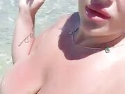 Sara in topless al mare CHE TETTONE