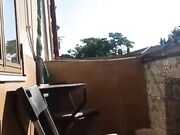 Mamma italiana si masturba sul balcone