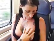 Esibizionista italiana tatuata si masturba in treno