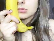 Infilo la banana? Teen italiana si sditalina sul letto