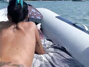 Moglie con piercing alla fica masturbata in barca