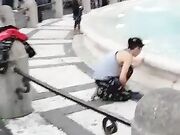 Esibizionista fa il bagno nuda fontana Di Trevi Roma