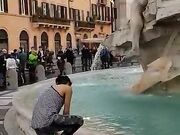 Esibizionista fa il bagno nuda fontana Di Trevi Roma