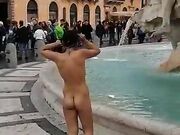 Esibizionista fa il bagno nuda fontana Di Trevi Roma