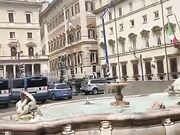 Esibizionista nuda nella fontana di Piazza Colonna Roma