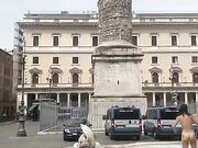 Esibizionista nuda nella fontana di Piazza Colonna Roma