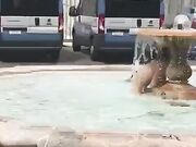 Esibizionista nuda nella fontana di Piazza Colonna Roma