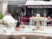 Nuda nella fontana di Piazza Colonna Roma