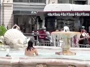 Nuda nella fontana di Piazza Colonna Roma