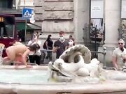 Nuda nella fontana di Piazza Colonna Roma