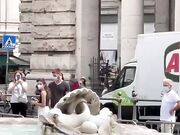 Nuda nella fontana di Piazza Colonna Roma