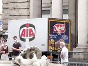 Nuda nella fontana di Piazza Colonna Roma