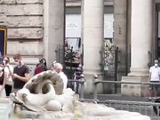 Nuda nella fontana di Piazza Colonna Roma