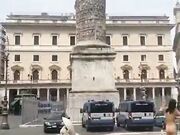 Nuda nella fontana davanti a palazzo Chigi