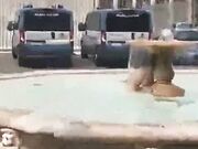 Nuda nella fontana davanti a palazzo Chigi