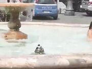 Nuda nella fontana davanti a palazzo Chigi