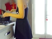 MILF italiana si eccita cucinando e si masturba